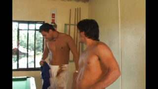 Amatør kåt par: fyr med stor kuk får rumpa knullet og får creampied