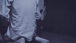 Travesti sumisa puesta a prueba por su amo, obedeciendo sin mirar a los ojos