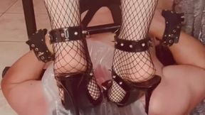 TACONEANDO SOBRE LA CABEZA DEL POBRE INFELIZ!!!