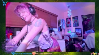 ohhi i'm live for a bit ^-^ chill dancey stream and working on the new update!!