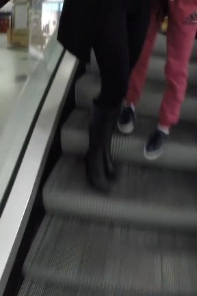 Gina Gerson, Dolly Diore and Samanta backstage before shooting