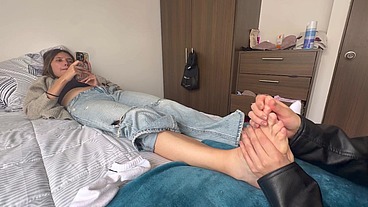 Me dominan con los pies y chaqueta de cuero