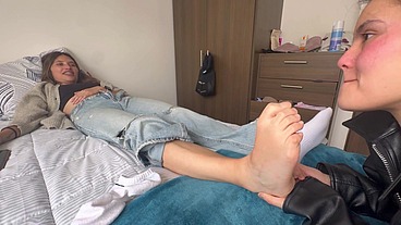 Me dominan con los pies y chaqueta de cuero