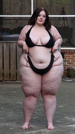 Curvy babe explores her BBW fetish