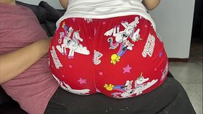 Hijastra Inocente Sentada en las Piernas de su Padrastro Para Comer Mientras el Pervertido Disfruta de su Culo