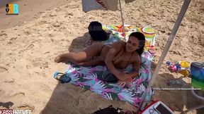 realizador baiano, corno manso convida comedor para passar o dia na praia com a esposa kriss hotwife e grava sua esposa namorando , chupando a rola do negao , transando na praia e bebendo leiti