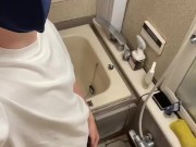 20代男の子のおしっこ自撮り動画！お風呂場で放尿して感じてしまう♡
