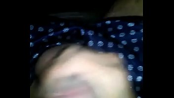 eu vemdo a foto de uma gostosa e batendo uma punheta muito boa