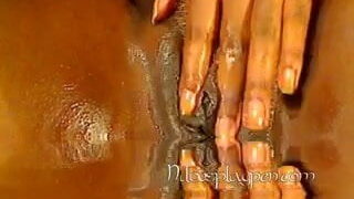 Nilou Achtland menyodok memek basahnya