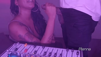 MAMEI O DJ DA FESTA E ELE ME LEVOU PARA OS FUNDOS DA BALADA E ME FODEU FORTE - BABI VENTURA E ED J&Uacute_NIOR