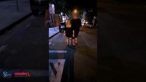 a sra. moema dando uns beijos no seguidor no meio do barzinho equanto o corno foi no banheiro!