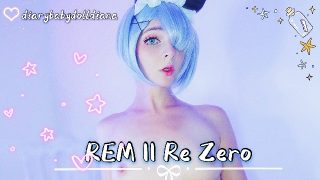 Spinkig Rem från Re:Zero cosplayer-tjej knullar sin fitta med dildos
