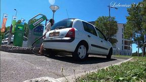 je passe l aspirateur dans ma voiture en robe courte et sans culotte
