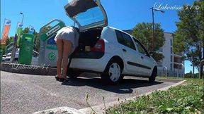 je passe l aspirateur dans ma voiture en robe courte et sans culotte