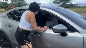 I find a sexy girl who asks me to take her home because the motorcycle has stopped, in exchange for helping her she lets me fuck her.