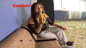 Mi madrastra me encuentra masturb&aacute_ndome y le cuento que es mi primera vez, me ense&ntilde_o unas poses y que tan apretado puede ser un co&ntilde_o