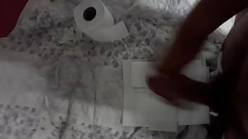 Eyaculando en un poco de papel jaja