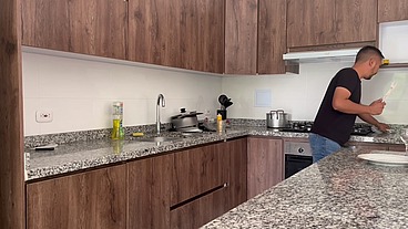 Cena romántica termina con sexo en la cocina