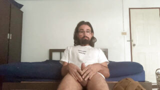 Leikkaamaton laiha twinkki silittää hänen isoa karvaista kulliaan ja siemensyöksyä kovaa yksin