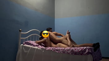 Mi mejor amigo se pele&oacute_ con su novio y le puso el cuerno por despecho con nosotros&hellip_ Le ofrecimos nuestra cama para olvidar su problema y llenarle su culo de mecos