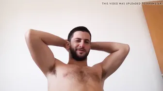 Muscular daddy gives hands-free jerk off instructions and cums on abs
