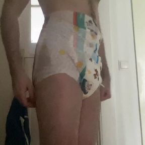 skinny guy put xl diaper on