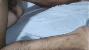 A esposa humilha o corno manso mandando ele gravar como um servo enquanto goza com o namorado