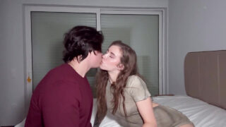 Amateur hunk bewerkt de grote kont van de getatoeëerde Eden Ivy en loost een smerige anale creampie.