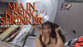 Mia in Kissing Shrinker VR 360 4K CL
