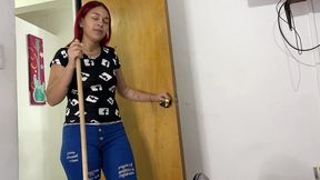 sexi madrastra limpiando el cuarto con pantalones ajustados y su hijastro no pudo resistir la tentacion de su gran culo