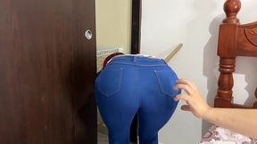 sexi madrastra limpiando el cuarto con pantalones ajustados y su hijastro no pudo resistir la tentacion de su gran culo