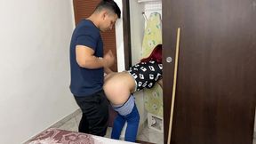 sexi madrastra limpiando el cuarto con pantalones ajustados y su hijastro no pudo resistir la tentacion de su gran culo