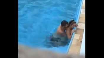 Sexo na piscina em Catol&eacute_ do Rocha