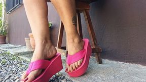Roxan scratches her feet when she wears flip-flops (3)