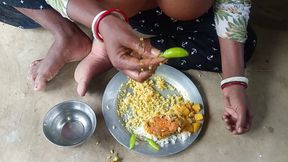 Desi bhabhi ne machhi chawal khaya