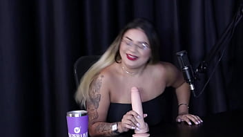 Loira safada mostra os peitos e a buceta ap&oacute_s falar que o sexo oral &eacute_ seu dom, ent&atilde_o demonstrou o seu boquete - Suellen Barrar (WATCH ON: SHEER/RED)