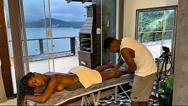 Eu s&oacute_ pedi uma massagem... mas quando &eacute_ a gente, nunca &eacute_ s&oacute_ isso. Meu marido preparou cada detalhe, o clima, o toque... e aos poucos a conex&atilde_o foi falando mais alto.