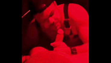 Flagra no glory hole engolindo todo pau do daddy e dando a bunda