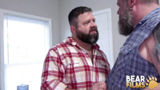 Avsugning, barbacka, kyssar, slickande, hårig, fet – fetisch hardcore video av tatuerade knubbiga homosexuella med björn knullade i röven