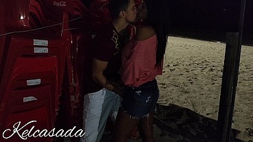 Fui conhecer um solteiro num barzinho, de lá fomos dar uma volta na praia e eu acabei fazendo um boquete