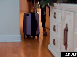 ADULT TIME - Aidra Fox Seduces Bestie Kenna James For ROMANTIC LESBO SCREW! GERMAN SUBTITLES