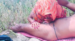 Bangali dehati  husband apne wife ko jungal me boudi chod diya.indian Desi Village viral Sex video.bhaiya bhabhi ko khet me pela