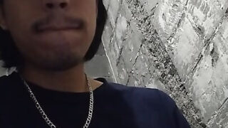 Vídeo casero de una jovencita amateur solitaria con una polla grande follada analmente