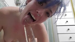 Daphnee Lecerf destroy her pussy and asshole after a shower.
