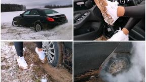 PREMIERE: CRAZY CAR STUCK IN MUD AND BLOWUPED TIRE