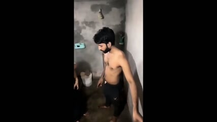 Pakistani Ladke Ne Padosi Ki Ladki Ko Bathroom Me Bandh Kr Choda Tg- @PREMIUMPRO69