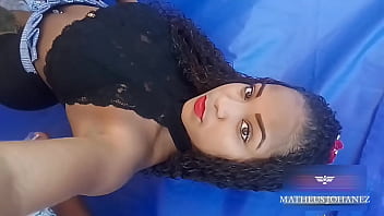 Jovem Negra Casada Recebendo Rola na Boca.