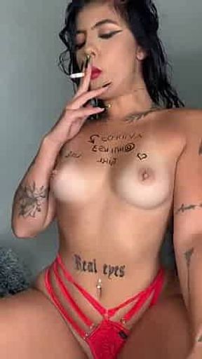 Latina smokes