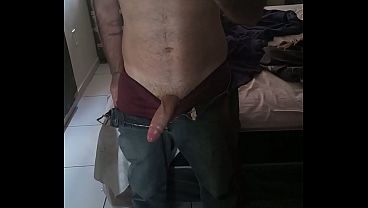 Cheguei do trabalho cheio de tes&atilde_o e gozei no espelho