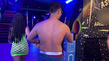 Suruba na casa de swing acaba em gozada no cu da novinha